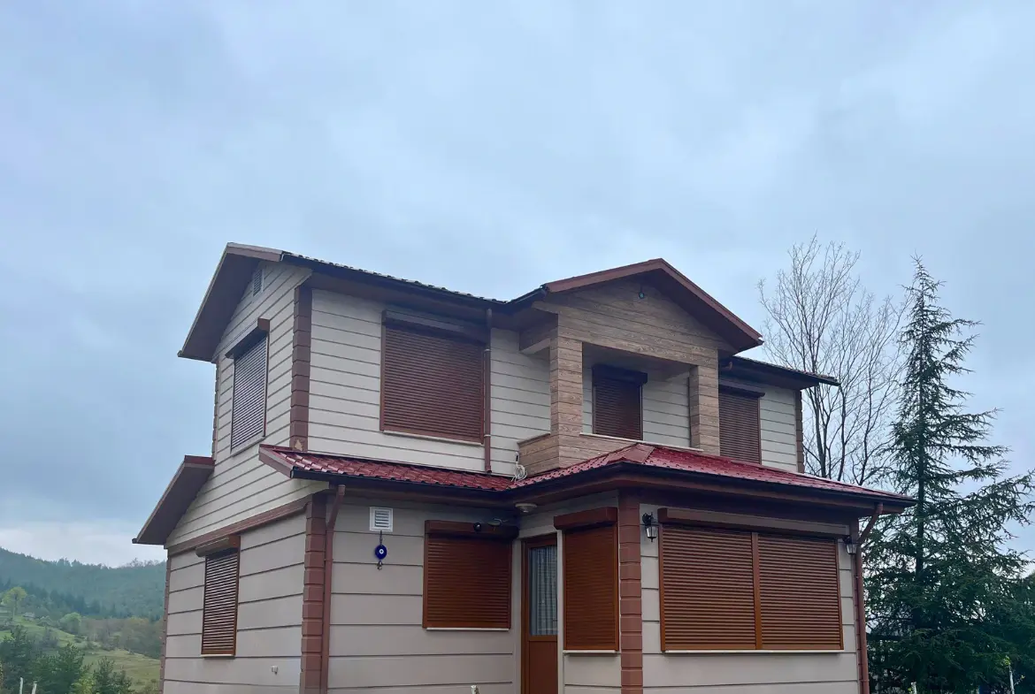 Ahşap desenli dış cepheye sahip iki katlı çelik ev