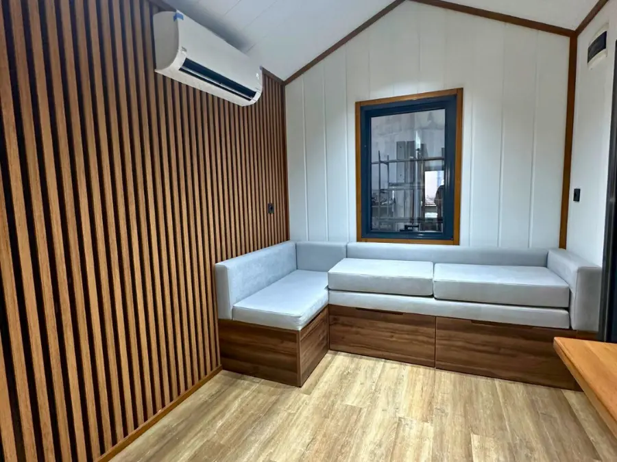 Modern Akustik Kaplamali Salon – Prefabrik / Çelik Ev